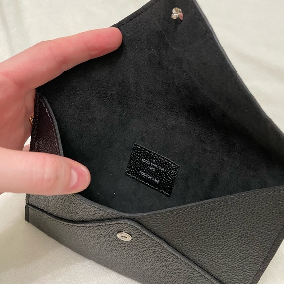 Louis Vuitton • Black Leather Envelope - Picture 5 of 6